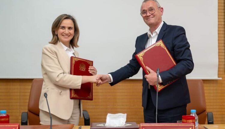 الوزيرة غيثة مزور توقع مذكرة تفاهم تهم إحداث مركز العلاقة مع الزبناء باللغة الأمازيغية بالحسيمة